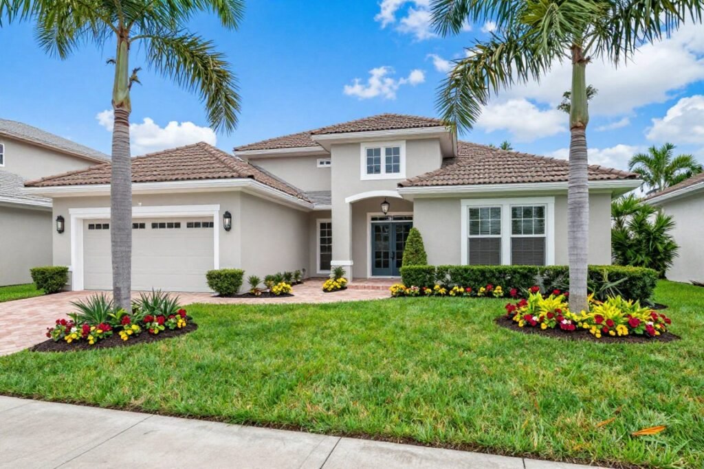 beautiful residential lawn in Lakeland Florida after professional care